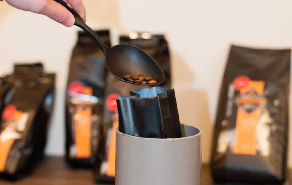 vullen van de koffiezak met koffiebonen